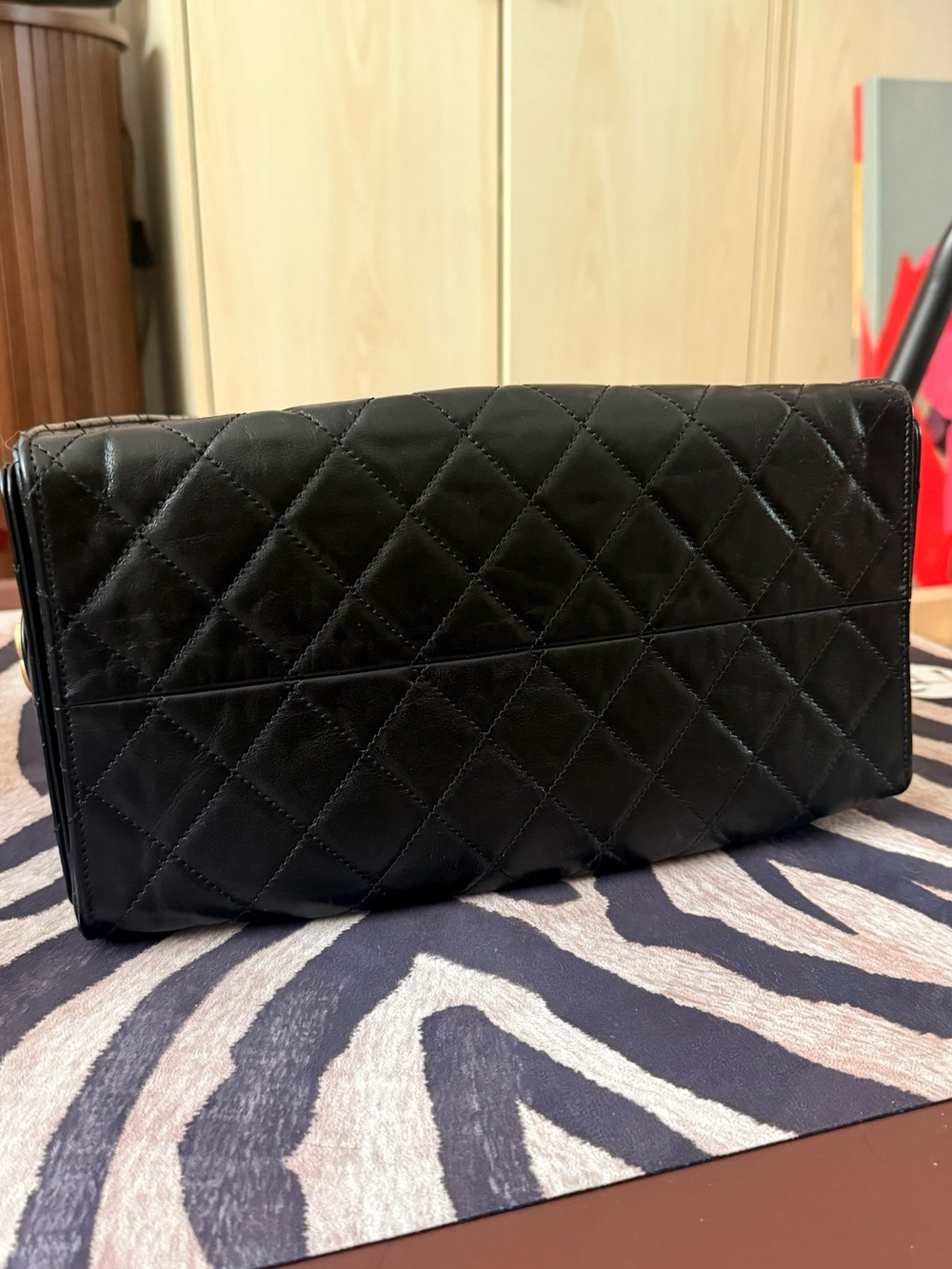 Chanel 25 Large Hobo Bag in Lambskin - Picture 6 of 10